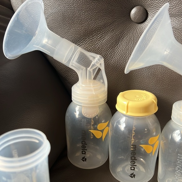 5- 5ozs Medela Breastfeeding Bottles, 9- 2 ozs bottles, Saftey First Medcine lot - Picture 2 of 15